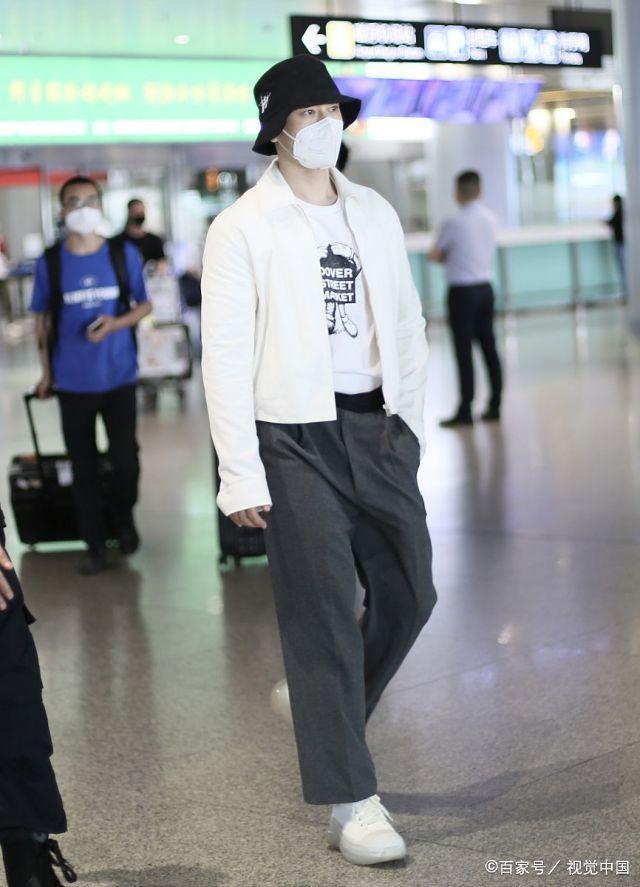 黄晓明现身长沙录制《乘风破浪的姐姐》节目,年过40堪比小生