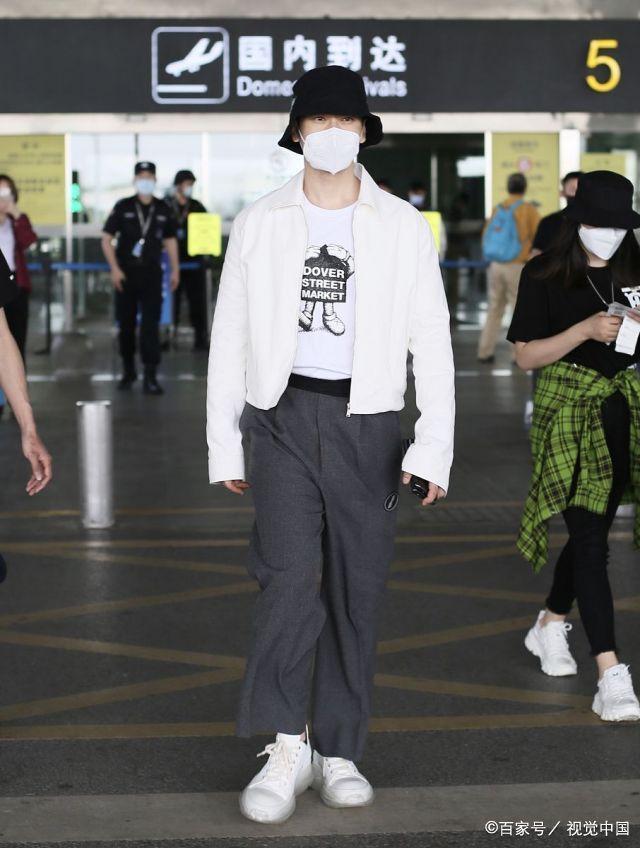 黄晓明现身长沙录制《乘风破浪的姐姐》节目,年过40堪比小生