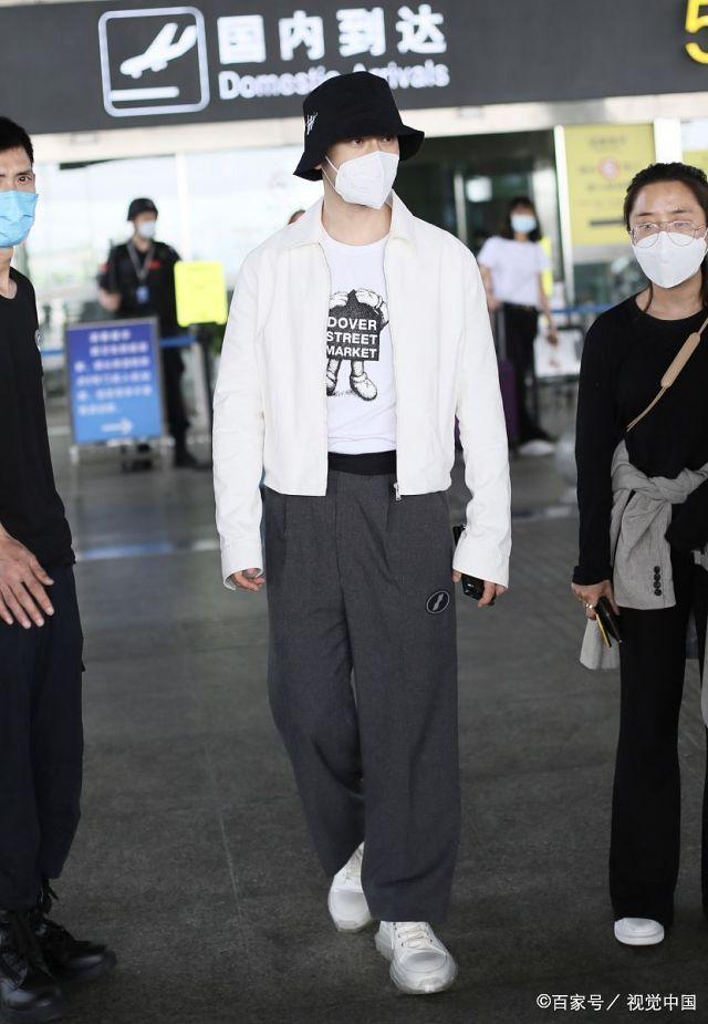 黄晓明现身长沙录制《乘风破浪的姐姐》节目,年过40堪比小生