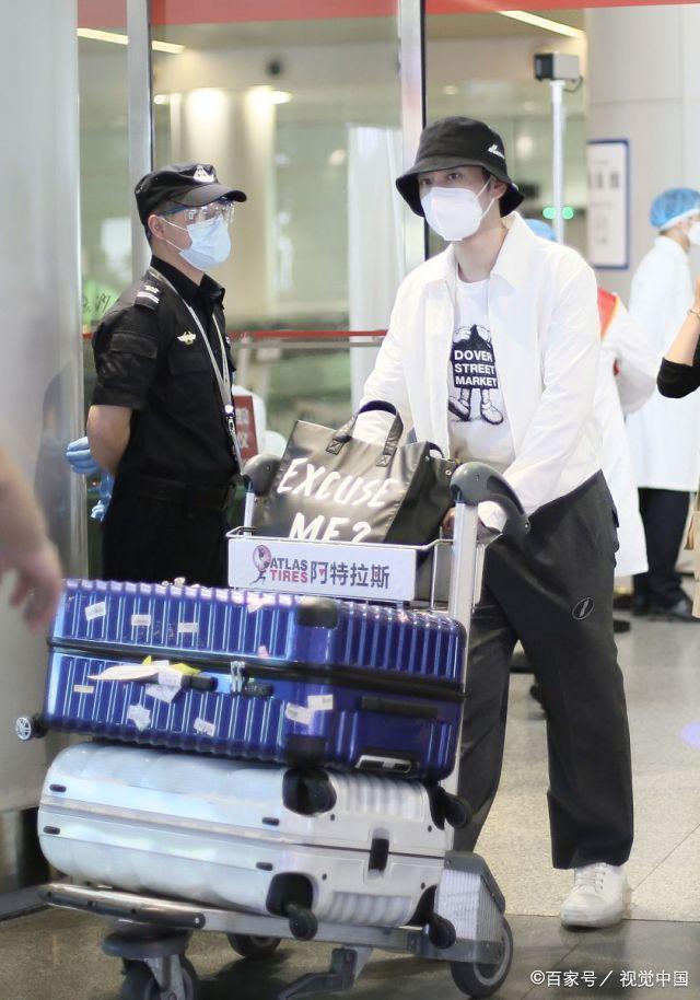 黄晓明现身长沙录制《乘风破浪的姐姐》节目,年过40堪比小生