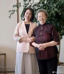 ​女演员顾艳晒与母亲的温馨合照，母女情深感人至深！