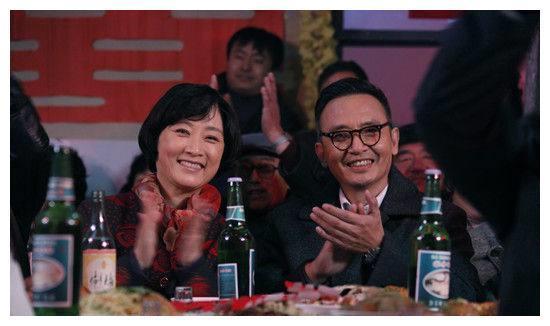 长相英俊,老婆也是演员,漂亮有气质,如今30岁女儿也很美