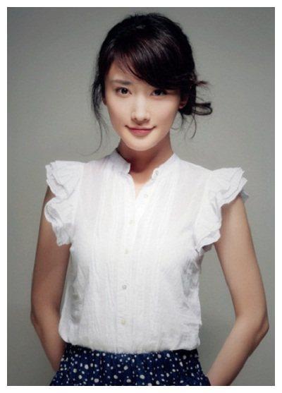 长相英俊,老婆也是演员,漂亮有气质,如今30岁女儿也很美