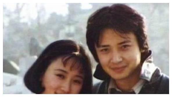 长相英俊,老婆也是演员,漂亮有气质,如今30岁女儿也很美