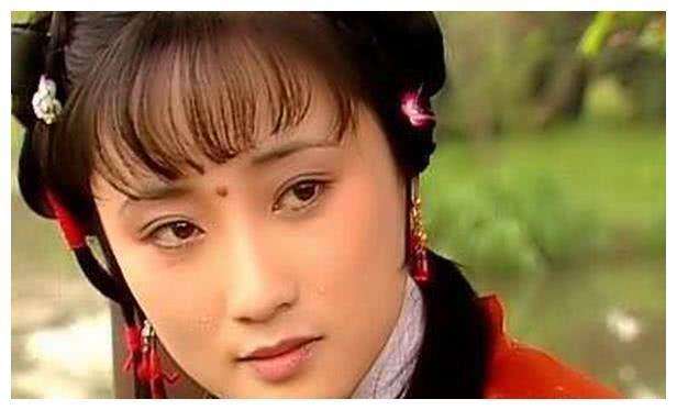 长相英俊,老婆也是演员,漂亮有气质,如今30岁女儿也很美