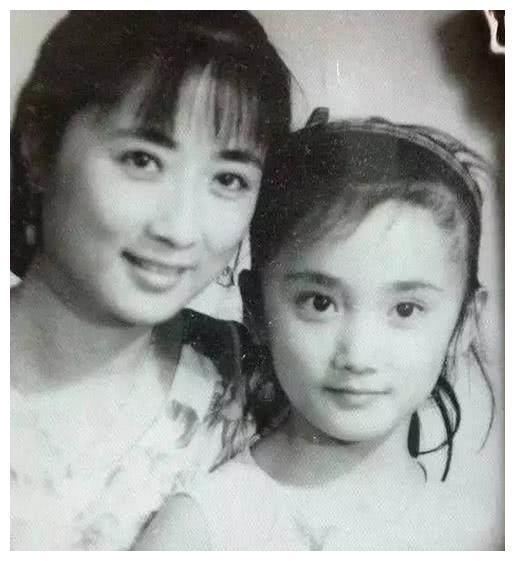 长相英俊,老婆也是演员,漂亮有气质,如今30岁女儿也很美