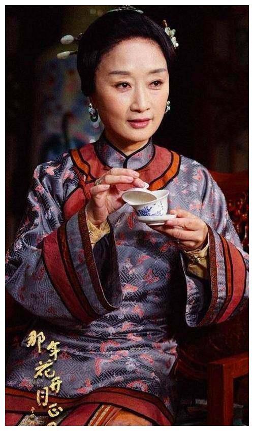 长相英俊,老婆也是演员,漂亮有气质,如今30岁女儿也很美