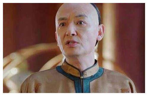 长相英俊,老婆也是演员,漂亮有气质,如今30岁女儿也很美