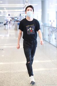 夏季黑色牛仔裤搭配好这4种单品,男士既时尚酷帅又高级时髦