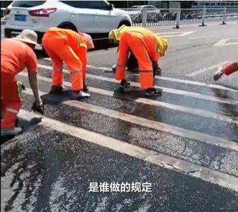 高温天用抹布擦导流线,谁在“折腾”环卫工人?
