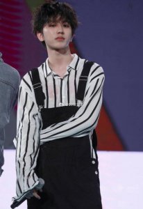 夏季男星背带裤也是帅的少年气中带着沉稳