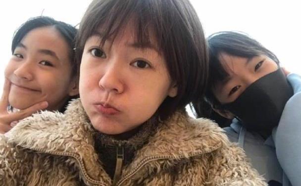 小s晒合照嘴巴嘟嘟,欲与两个女儿比年轻,粉丝夸赞她像姐姐