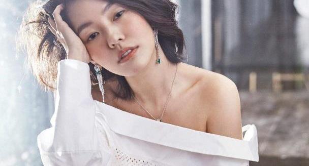 小s晒合照嘴巴嘟嘟,欲与两个女儿比年轻,粉丝夸赞她像姐姐