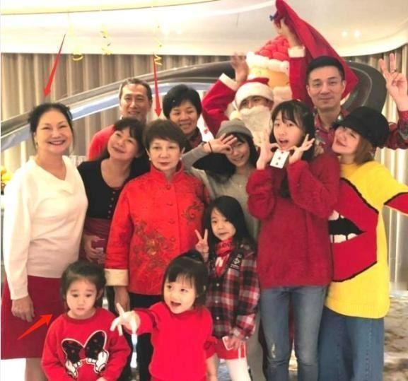 小S晒全家福,大女儿颜值变化大比妈妈还美