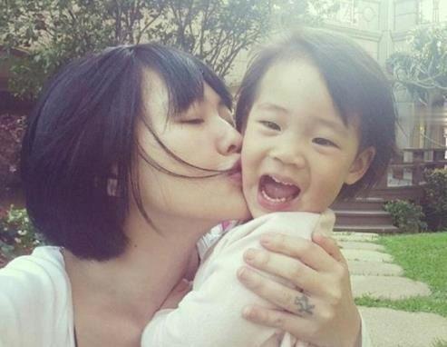 小S晒全家福,大女儿颜值变化大比妈妈还美