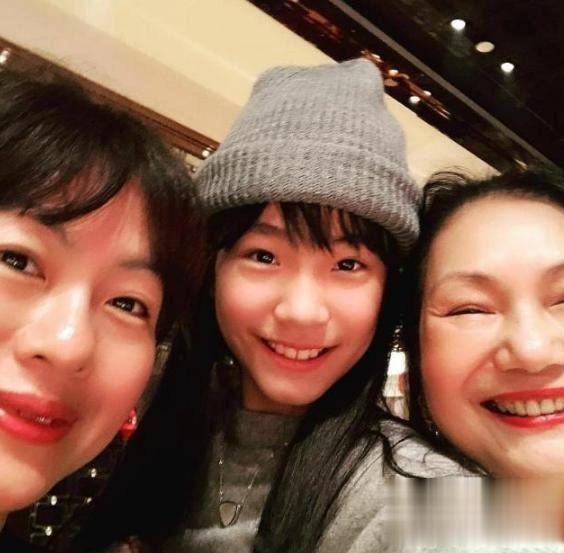 小S晒全家福,大女儿颜值变化大比妈妈还美