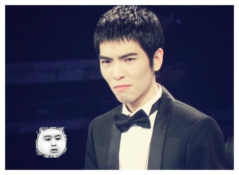 萧敬腾果然是雨神,刚开始唱歌就下雨,炎亚纶都被大雨惊呆了!