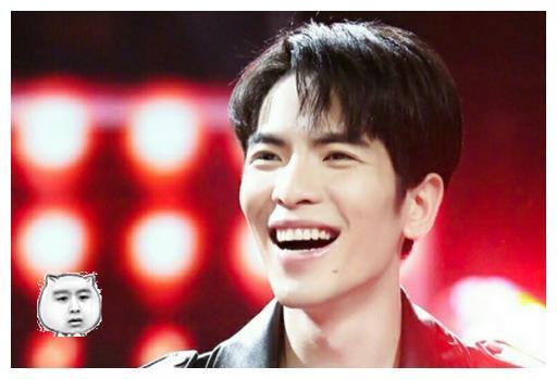 萧敬腾果然是雨神,刚开始唱歌就下雨,炎亚纶都被大雨惊呆了!