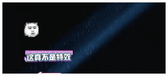 萧敬腾果然是雨神,刚开始唱歌就下雨,炎亚纶都被大雨惊呆了!