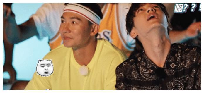 萧敬腾果然是雨神,刚开始唱歌就下雨,炎亚纶都被大雨惊呆了!