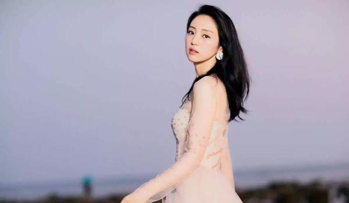 被冻结6000万!董璇晒女儿萌照未受影响?但这个举动耐人寻味!