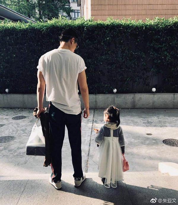 沈佳妮二胎产女,朱亚文激动报喜,给女儿的三字称呼也太甜了