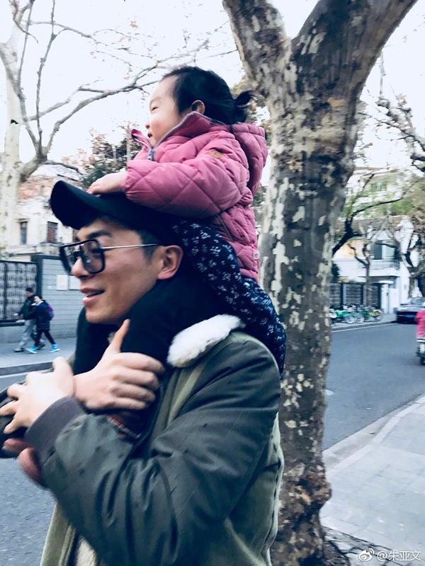 沈佳妮二胎产女,朱亚文激动报喜,给女儿的三字称呼也太甜了