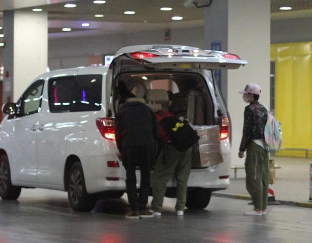 马伊琍抱娃现身未见孕肚,文章贴心陪伴对镜忙遮女儿脸