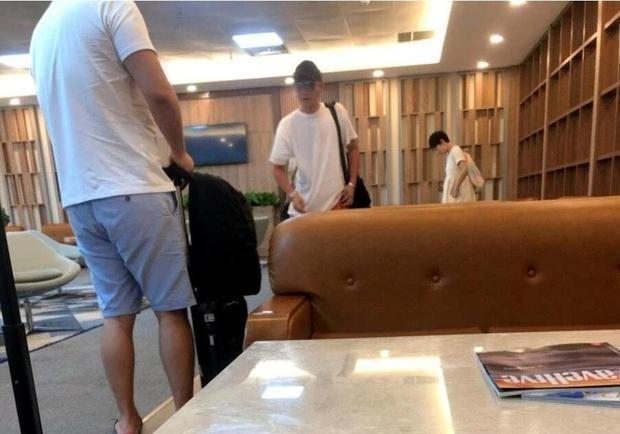 马伊琍抱娃现身未见孕肚,文章贴心陪伴对镜忙遮女儿脸