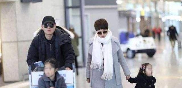 马伊琍抱娃现身未见孕肚,文章贴心陪伴对镜忙遮女儿脸