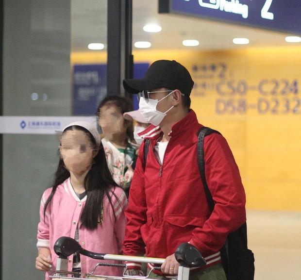 马伊琍抱娃现身未见孕肚,文章贴心陪伴对镜忙遮女儿脸