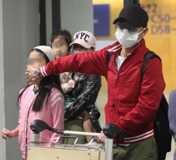 马伊琍抱娃现身未见孕肚,文章贴心陪伴对镜忙遮女儿脸