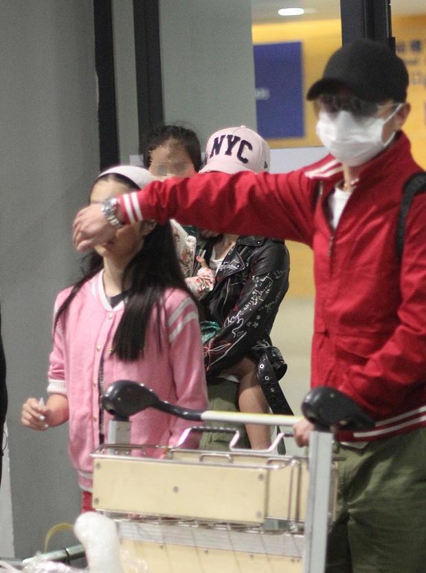 马伊琍抱娃现身未见孕肚,文章贴心陪伴对镜忙遮女儿脸