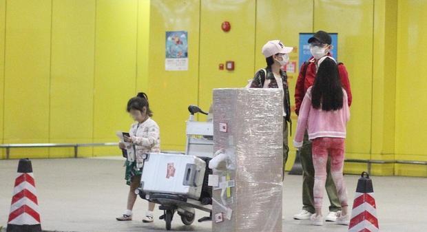 马伊琍抱娃现身未见孕肚,文章贴心陪伴对镜忙遮女儿脸