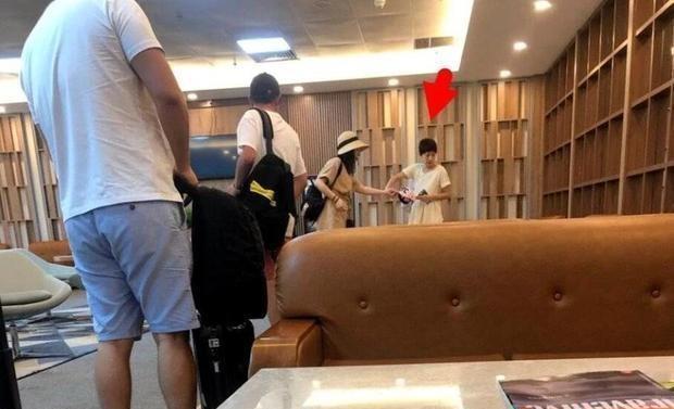 马伊琍抱娃现身未见孕肚,文章贴心陪伴对镜忙遮女儿脸