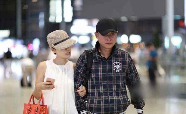 马伊琍抱娃现身未见孕肚,文章贴心陪伴对镜忙遮女儿脸