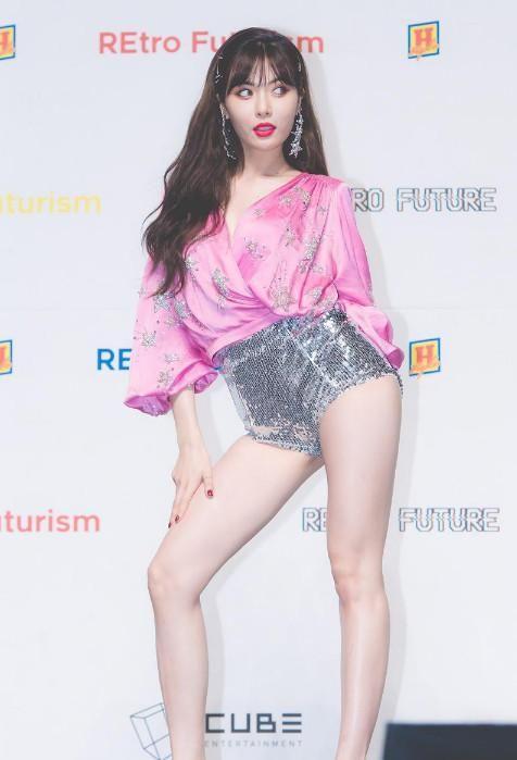 金泫雅穿闪片安全裤秀出一双“筷子腿”,这腿都凹成什么样了!