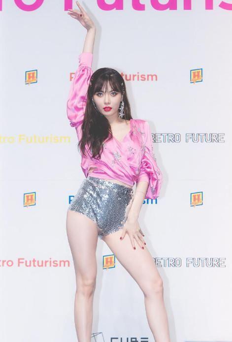 金泫雅穿闪片安全裤秀出一双“筷子腿”,这腿都凹成什么样了!