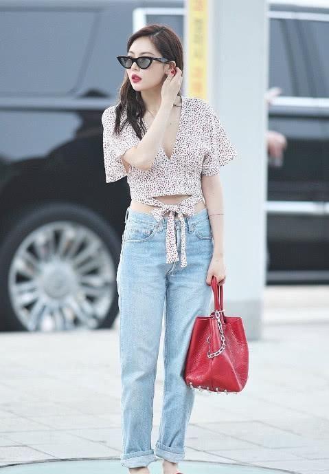 金泫雅穿闪片安全裤秀出一双“筷子腿”,这腿都凹成什么样了!