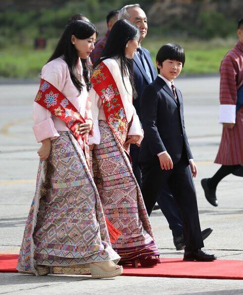 不丹王室美女如云!56岁王母和公主同时亮相太养眼,稳赢泰国王室