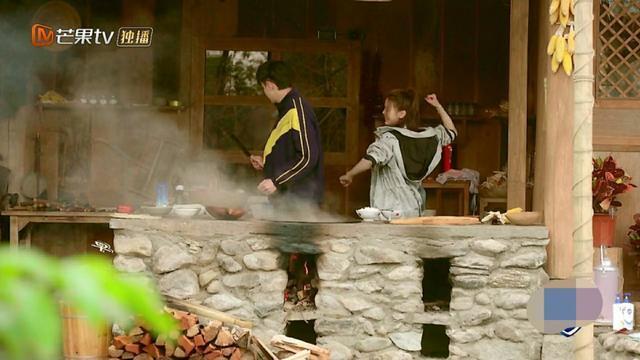 金翰和杨超越的聊天记录像极了爱情！不管多幼稚的话题都给接着！