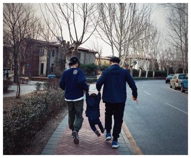 黄磊罕见提三胎儿子，家里三个孩子都有一共同爱好，网友：一样