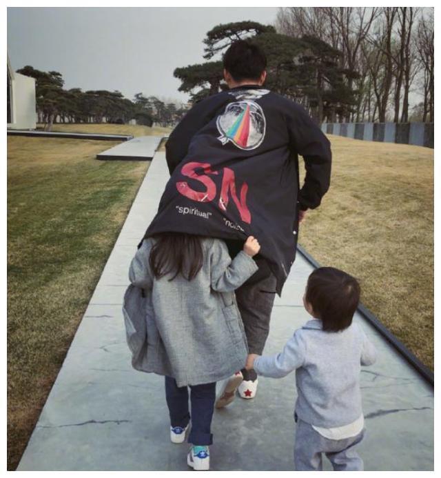 黄磊罕见提三胎儿子，家里三个孩子都有一共同爱好，网友：一样