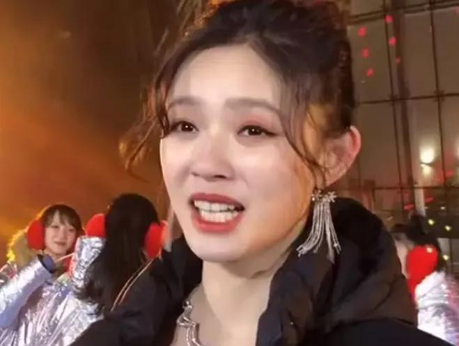 “零下10度”的红毯有多冷?林允冻到说不出话,表情太过于真实了