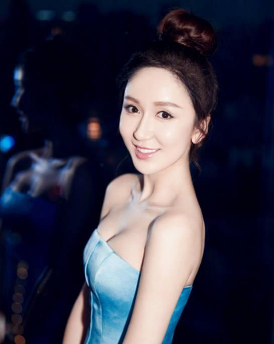 娄艺潇美照曝光，傲人上围裹不住，网友：娄艺潇果然有料！