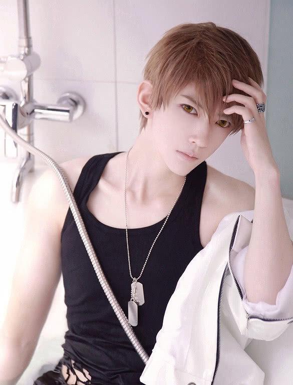 熊祁cos白起晒“浴室照”，还原度爆表，腰是真实存在的吗