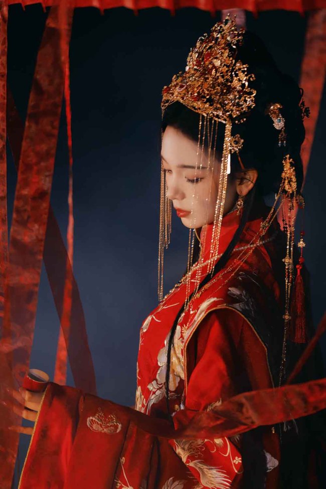 29岁陈瑶身穿红色中式嫁衣 肤若凝脂美艳撩人