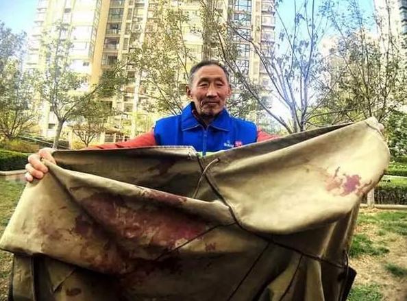 让人敬佩:燃气罐发生爆炸,送奶工折身上楼,挽救一栋楼180户