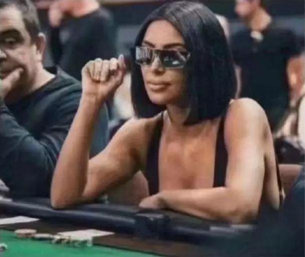 新郎婚礼中沉迷游戏,新娘在边上生无可恋!