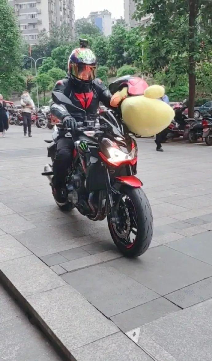 新郎婚礼中沉迷游戏,新娘在边上生无可恋!